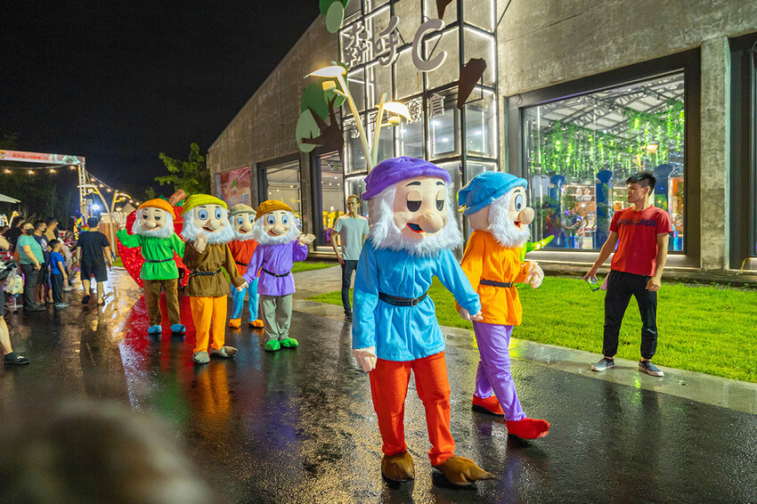 2025屏東夏日狂歡祭免費入園｜童話冰宮｜狂歡遊樂園海盜船、瘋狂摩托車，氣墊城堡、夏日兜風樂園賽車｜夏日遊園派對｜屏東暑假活動推薦