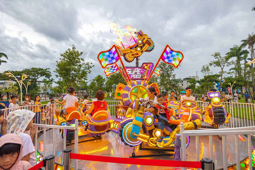 2025屏東夏日狂歡祭免費入園｜童話冰宮｜狂歡遊樂園海盜船、瘋狂摩托車，氣墊城堡、夏日兜風樂園賽車｜夏日遊園派對｜屏東暑假活動推薦
