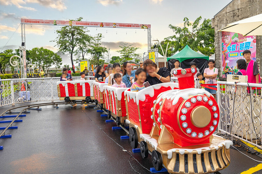 2025屏東夏日狂歡祭免費入園｜童話冰宮｜狂歡遊樂園海盜船、瘋狂摩托車，氣墊城堡、夏日兜風樂園賽車｜夏日遊園派對｜屏東暑假活動推薦