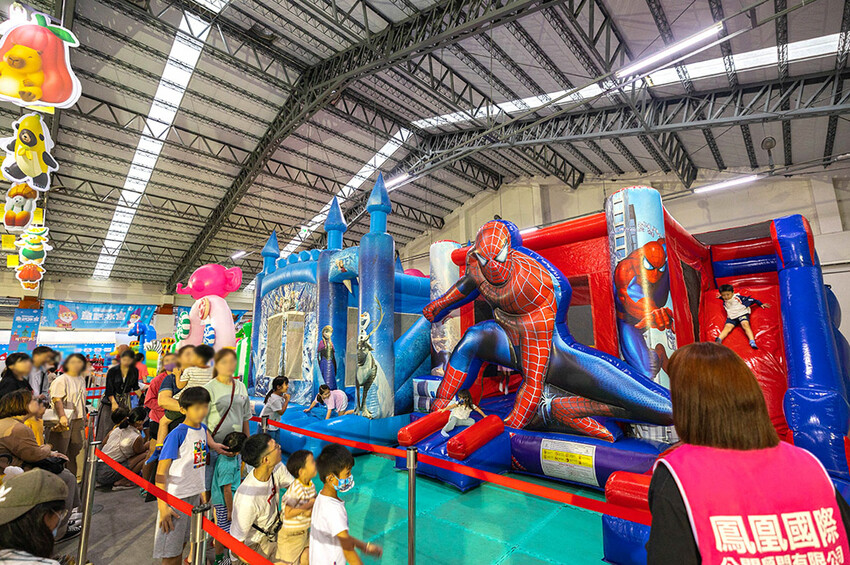 2025屏東夏日狂歡祭免費入園｜童話冰宮｜狂歡遊樂園海盜船、瘋狂摩托車，氣墊城堡、夏日兜風樂園賽車｜夏日遊園派對｜屏東暑假活動推薦