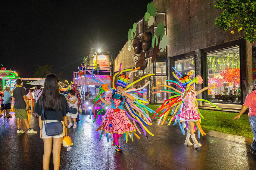 2025屏東夏日狂歡祭免費入園｜童話冰宮｜狂歡遊樂園海盜船、瘋狂摩托車，氣墊城堡、夏日兜風樂園賽車｜夏日遊園派對｜屏東暑假活動推薦