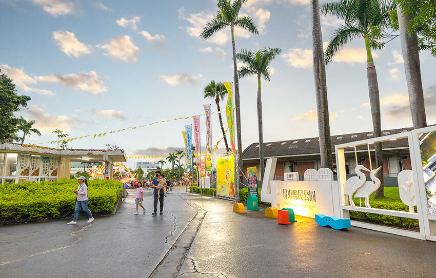 2025屏東夏日狂歡祭免費入園｜童話冰宮｜狂歡遊樂園海盜船、瘋狂摩托車，氣墊城堡、夏日兜風樂園賽車｜夏日遊園派對｜屏東暑假活動推薦