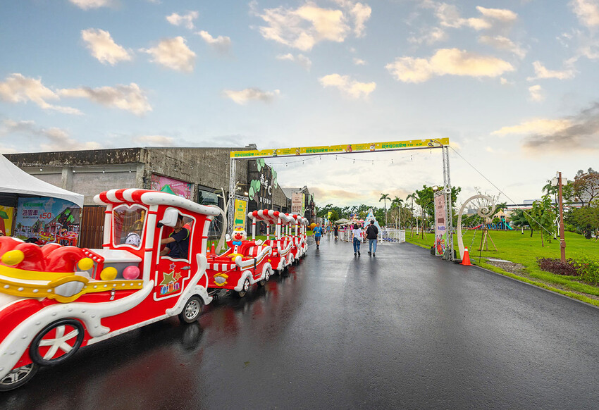 2025屏東夏日狂歡祭免費入園｜童話冰宮｜狂歡遊樂園海盜船、瘋狂摩托車，氣墊城堡、夏日兜風樂園賽車｜夏日遊園派對｜屏東暑假活動推薦
