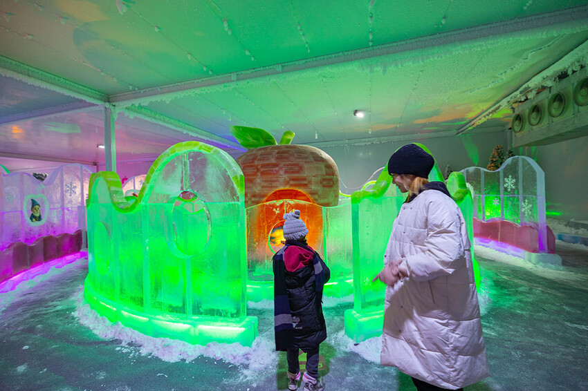 2025屏東夏日狂歡祭免費入園｜童話冰宮｜狂歡遊樂園海盜船、瘋狂摩托車，氣墊城堡、夏日兜風樂園賽車｜夏日遊園派對｜屏東暑假活動推薦