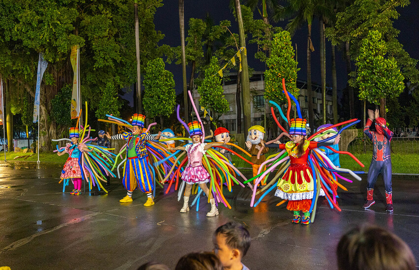 2025屏東夏日狂歡祭免費入園｜童話冰宮｜狂歡遊樂園海盜船、瘋狂摩托車，氣墊城堡、夏日兜風樂園賽車｜夏日遊園派對｜屏東暑假活動推薦