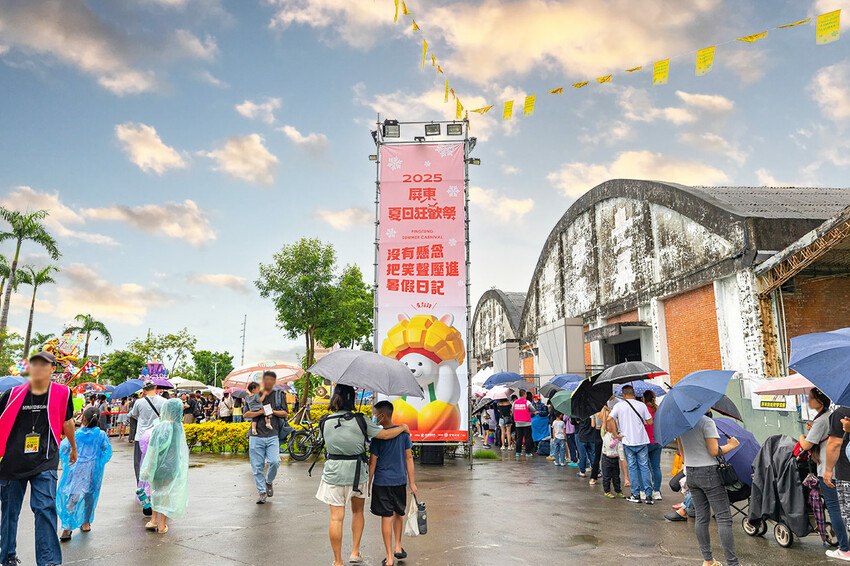2025屏東夏日狂歡祭免費入園｜童話冰宮｜狂歡遊樂園海盜船、瘋狂摩托車，氣墊城堡、夏日兜風樂園賽車｜夏日遊園派對｜屏東暑假活動推薦