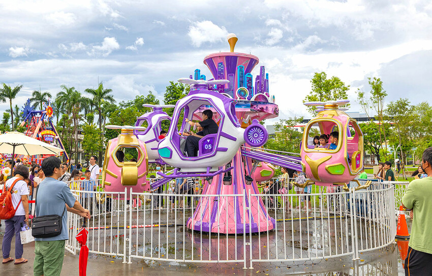 2025屏東夏日狂歡祭免費入園｜童話冰宮｜狂歡遊樂園海盜船、瘋狂摩托車，氣墊城堡、夏日兜風樂園賽車｜夏日遊園派對｜屏東暑假活動推薦