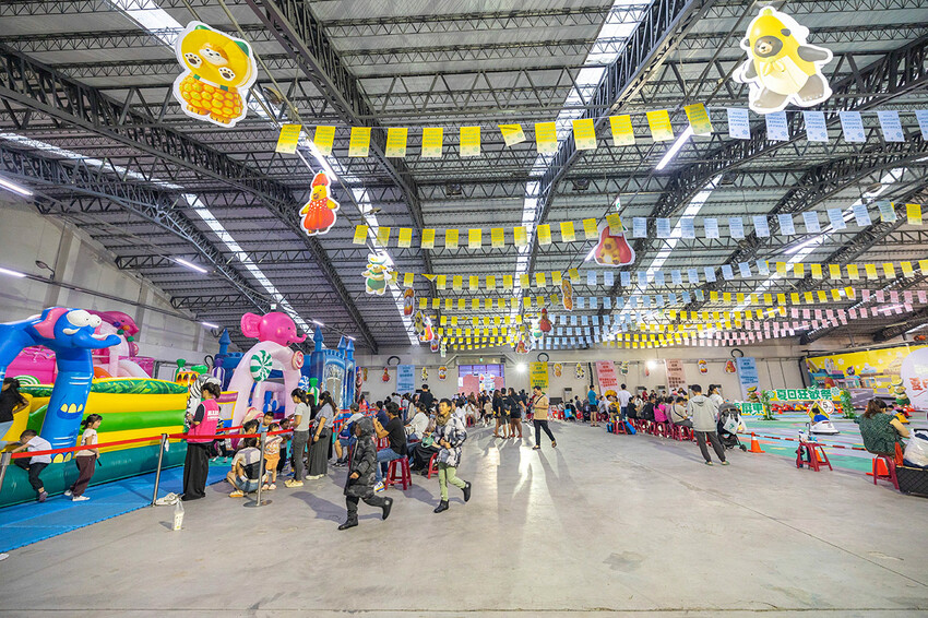 2025屏東夏日狂歡祭免費入園｜童話冰宮｜狂歡遊樂園海盜船、瘋狂摩托車，氣墊城堡、夏日兜風樂園賽車｜夏日遊園派對｜屏東暑假活動推薦