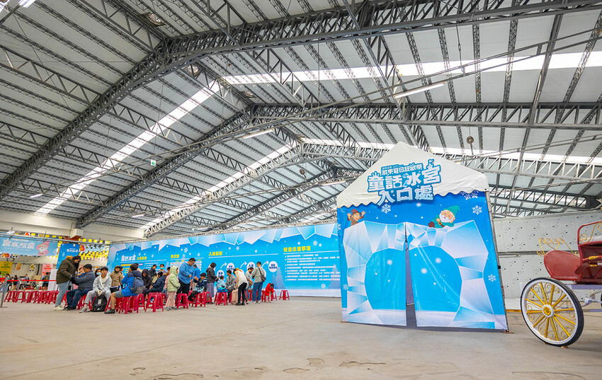 2025屏東夏日狂歡祭免費入園｜童話冰宮｜狂歡遊樂園海盜船、瘋狂摩托車，氣墊城堡、夏日兜風樂園賽車｜夏日遊園派對｜屏東暑假活動推薦