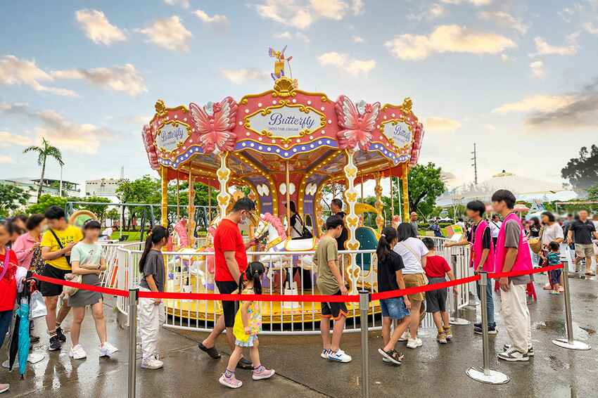 2025屏東夏日狂歡祭免費入園｜童話冰宮｜狂歡遊樂園海盜船、瘋狂摩托車，氣墊城堡、夏日兜風樂園賽車｜夏日遊園派對｜屏東暑假活動推薦