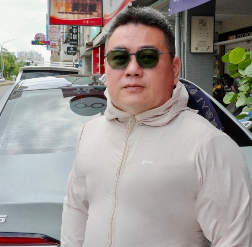 【台南配鏡推薦】多焦變色鏡片配到好只要3980元｜伍佰眼鏡臨