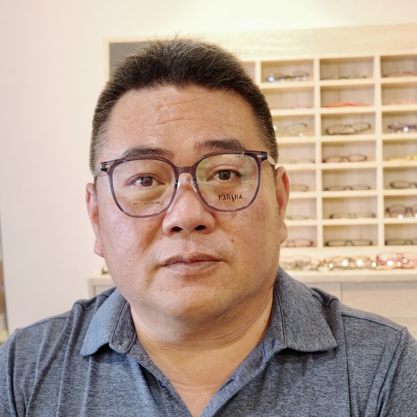 【台南配鏡推薦】多焦變色鏡片配到好只要3980元｜伍佰眼鏡臨