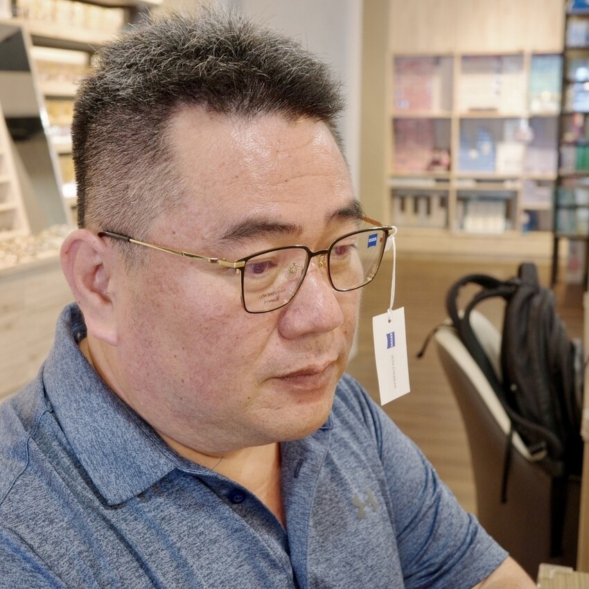 【台南配鏡推薦】多焦變色鏡片配到好只要3980元｜伍佰眼鏡臨