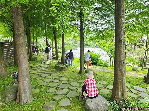 朱銘美術館14-水池旁舒適的林蔭步道.jpg