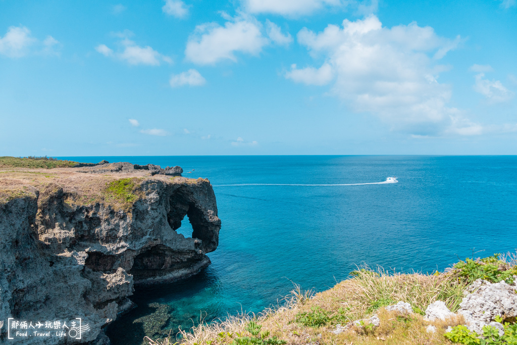日本沖繩必訪景點！沖繩萬座毛象鼻岩，壯麗海岸線與遼闊草地一次滿足。