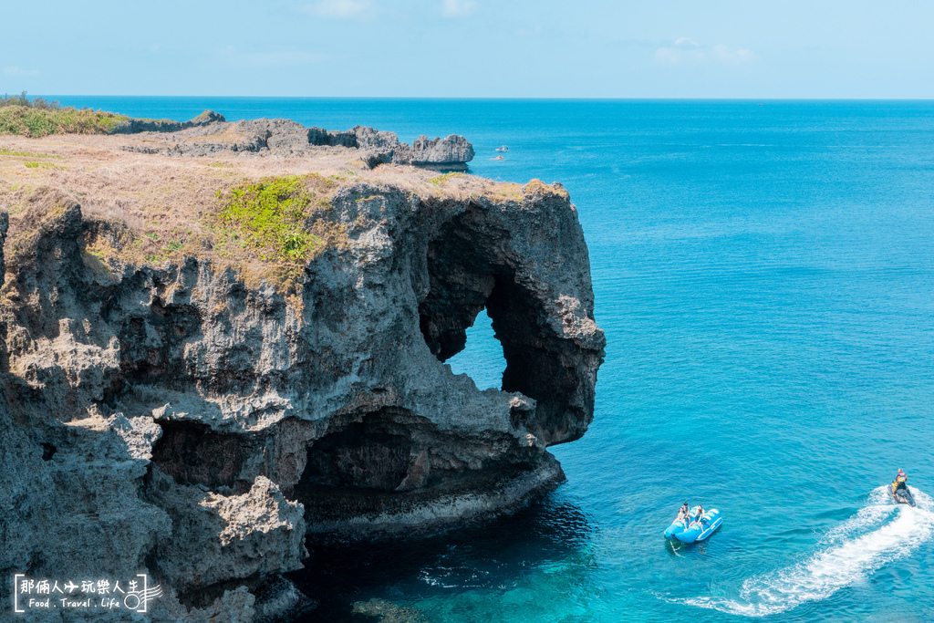 日本沖繩必訪景點！沖繩萬座毛象鼻岩，壯麗海岸線與遼闊草地一次滿足。