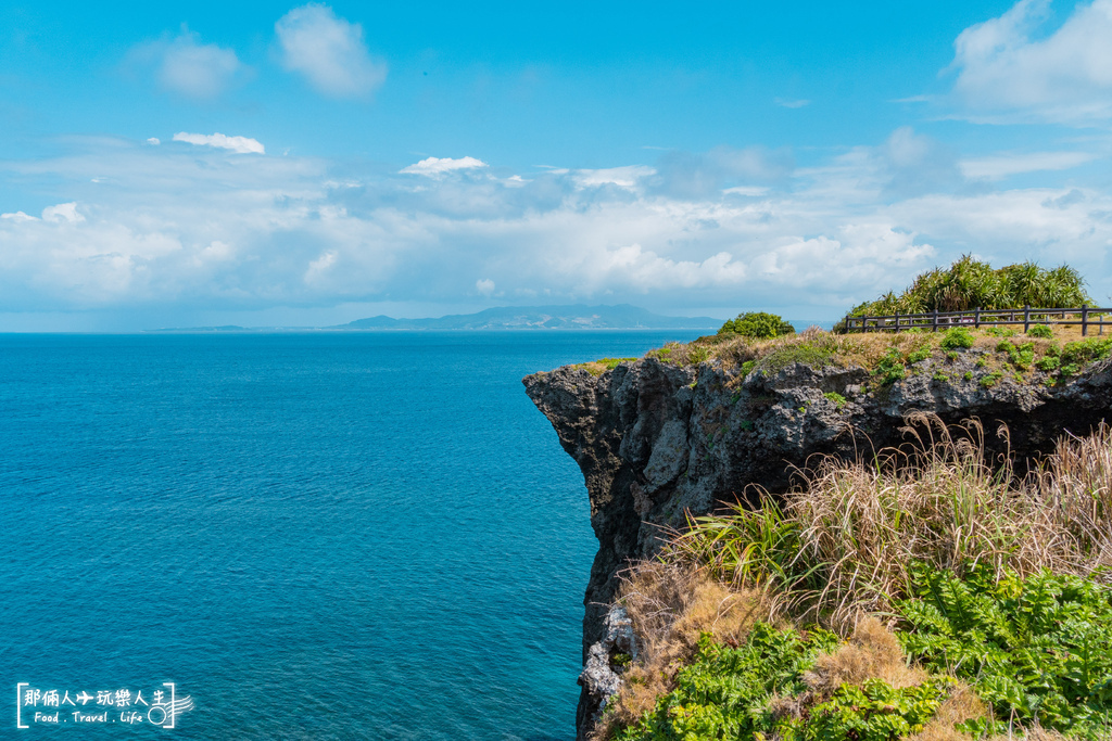 日本沖繩必訪景點！沖繩萬座毛象鼻岩，壯麗海岸線與遼闊草地一次滿足。