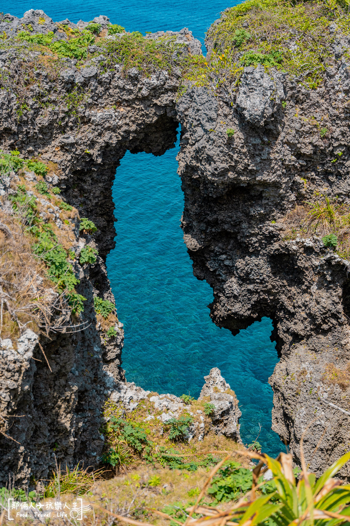 日本沖繩必訪景點！沖繩萬座毛象鼻岩，壯麗海岸線與遼闊草地一次滿足。