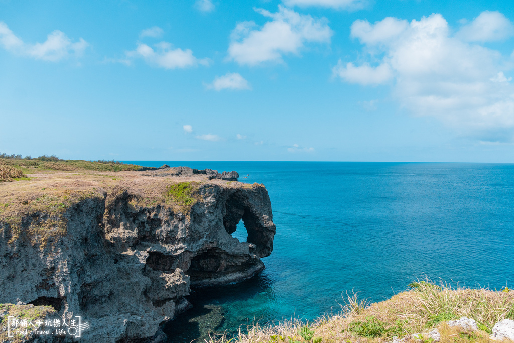 日本沖繩必訪景點！沖繩萬座毛象鼻岩，壯麗海岸線與遼闊草地一次滿足。