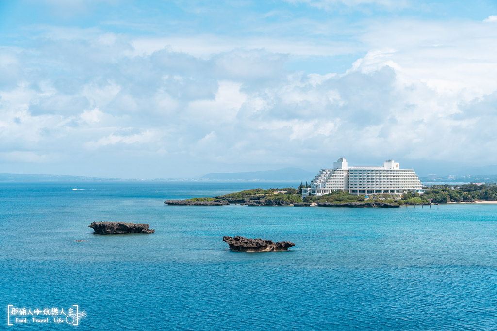 日本沖繩必訪景點！沖繩萬座毛象鼻岩，壯麗海岸線與遼闊草地一次滿足。