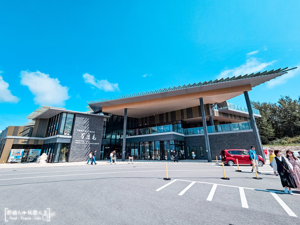 日本沖繩必訪景點！沖繩萬座毛象鼻岩，壯麗海岸線與遼闊草地一次滿足。