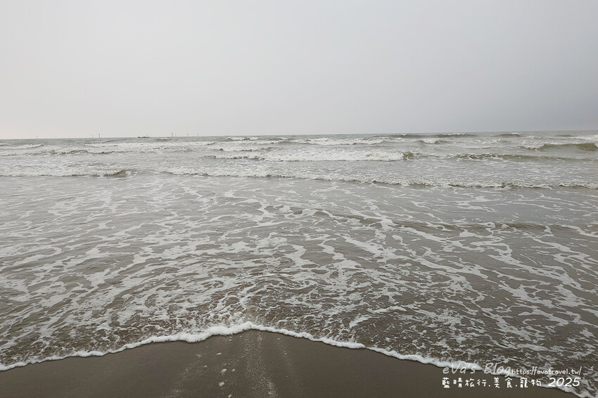 苗栗縣通霄鎮【2025通霄沙雕藝術節】通霄海水浴場｜永續和平主題免費入場，一起逍遙沙城賞沙雕、玩海灘。苗栗海邊