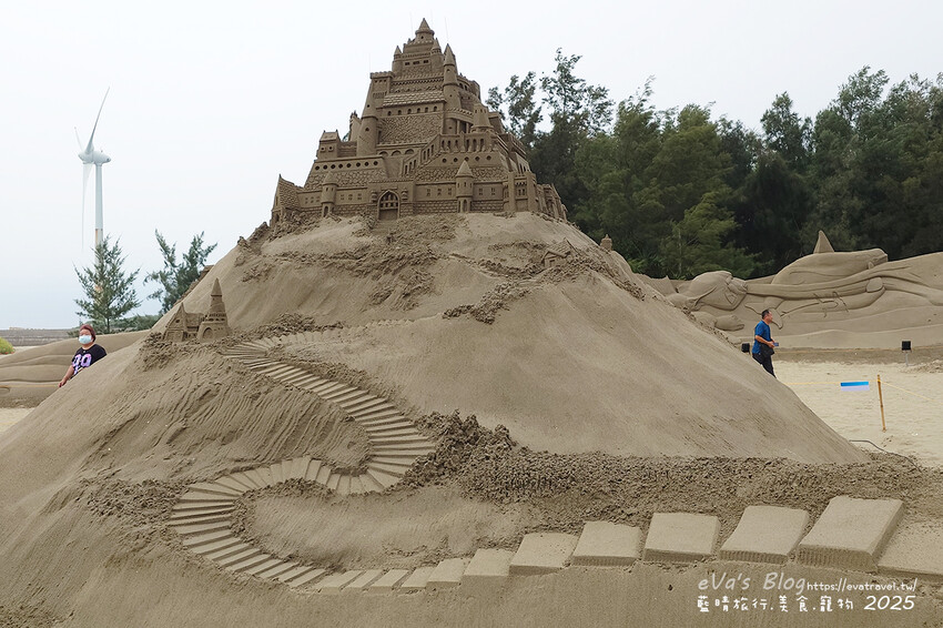 苗栗縣通霄鎮【2025通霄沙雕藝術節】通霄海水浴場｜永續和平主題免費入場，一起逍遙沙城賞沙雕、玩海灘。苗栗海邊