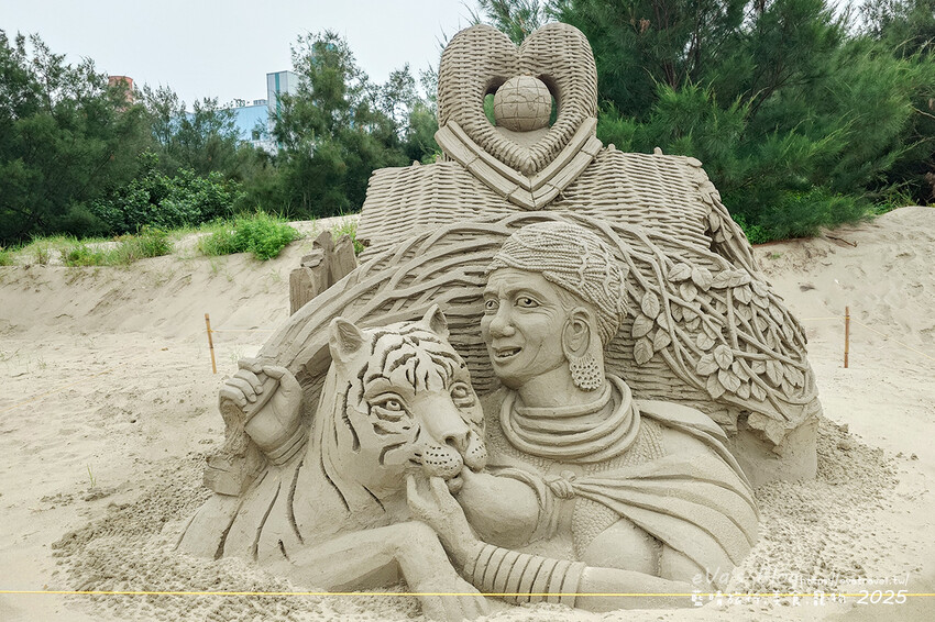 苗栗縣通霄鎮【2025通霄沙雕藝術節】通霄海水浴場｜永續和平主題免費入場，一起逍遙沙城賞沙雕、玩海灘。苗栗海邊