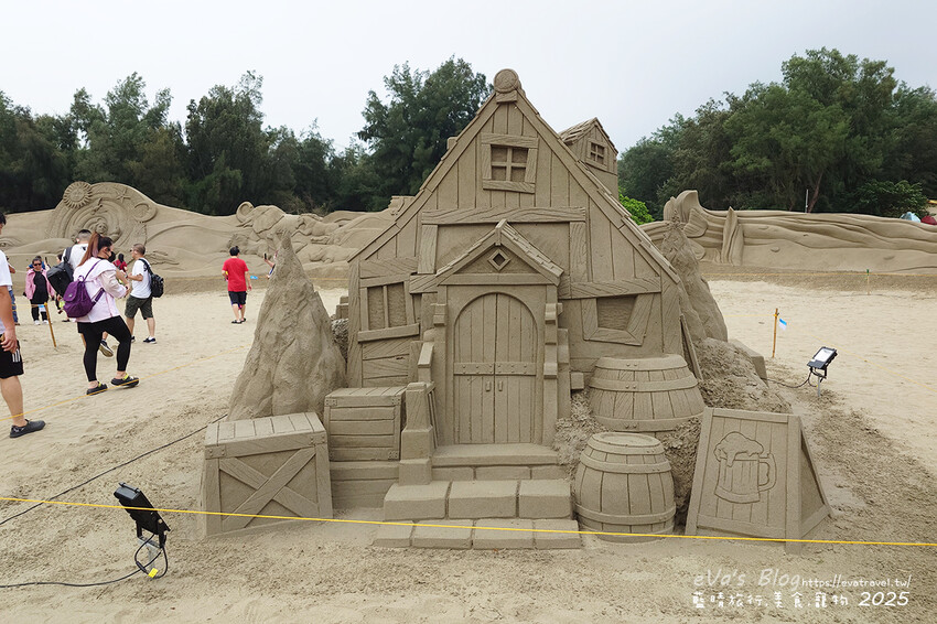 苗栗縣通霄鎮【2025通霄沙雕藝術節】通霄海水浴場｜永續和平主題免費入場，一起逍遙沙城賞沙雕、玩海灘。苗栗海邊