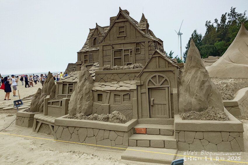 苗栗縣通霄鎮【2025通霄沙雕藝術節】通霄海水浴場｜永續和平主題免費入場，一起逍遙沙城賞沙雕、玩海灘。苗栗海邊