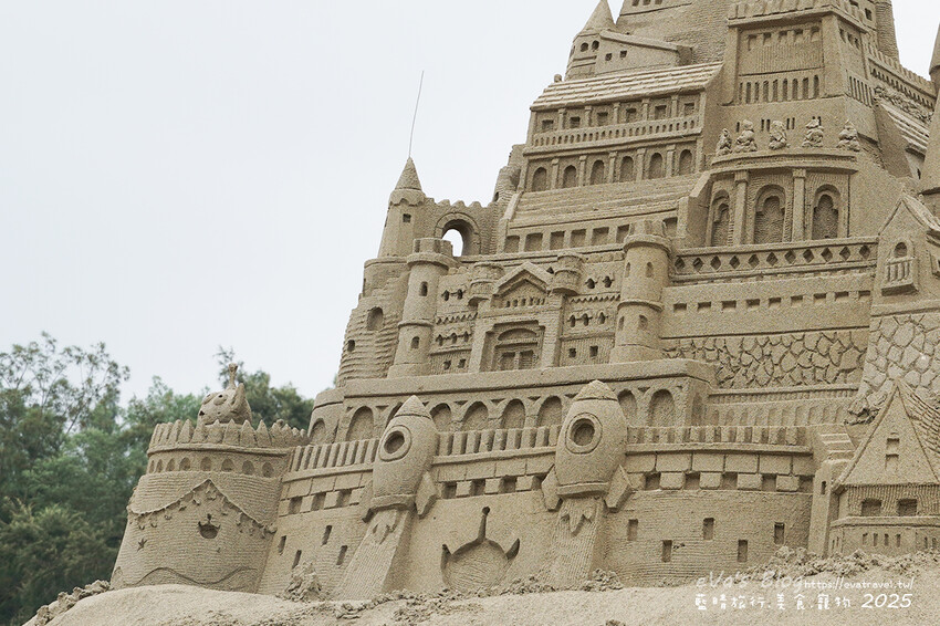 苗栗縣通霄鎮【2025通霄沙雕藝術節】通霄海水浴場｜永續和平主題免費入場，一起逍遙沙城賞沙雕、玩海灘。苗栗海邊