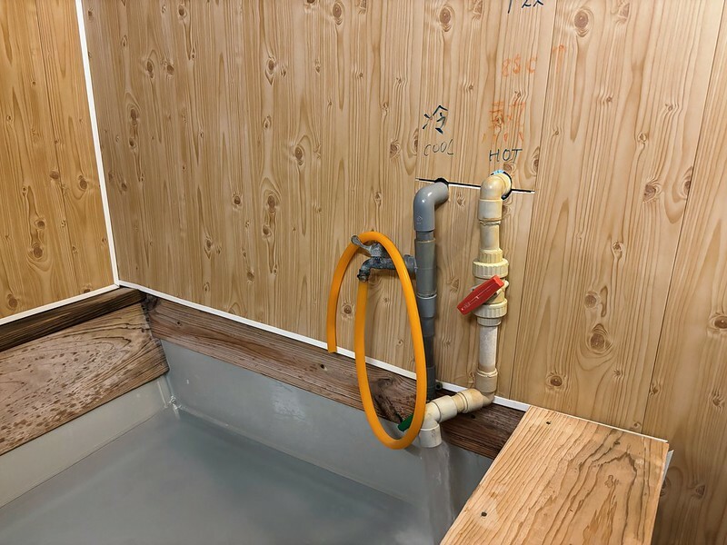 新北萬里泡湯｜小坂溫泉：家庭湯屋空間超大，乳白色硫磺泉很舒服，還能喝熱茶超讚！