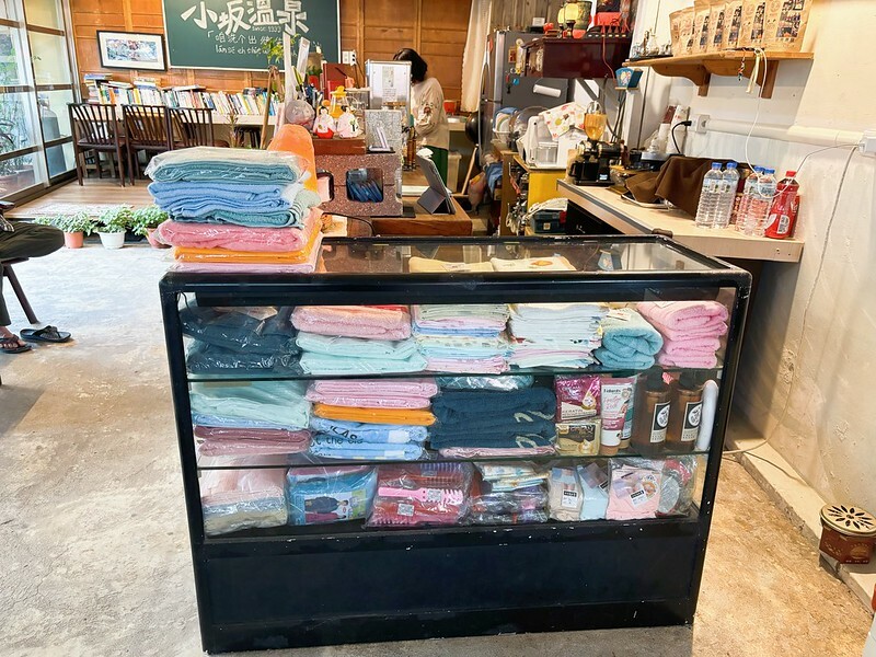 新北萬里泡湯｜小坂溫泉：家庭湯屋空間超大，乳白色硫磺泉很舒服，還能喝熱茶超讚！