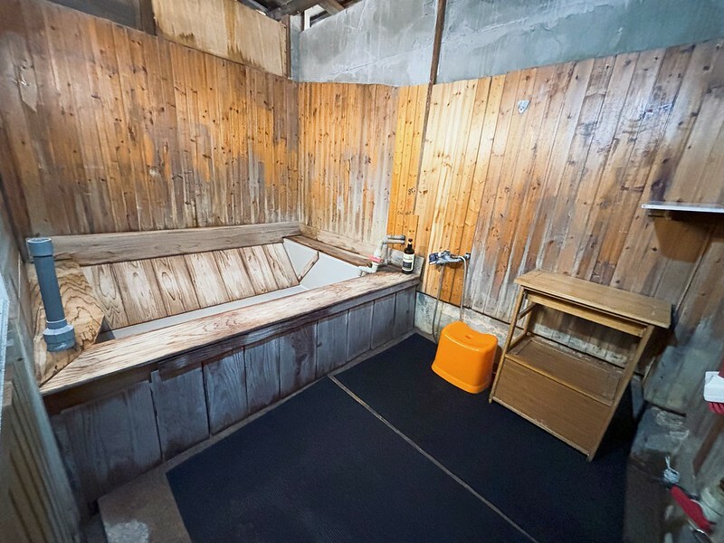 新北萬里泡湯｜小坂溫泉：家庭湯屋空間超大，乳白色硫磺泉很舒服，還能喝熱茶超讚！