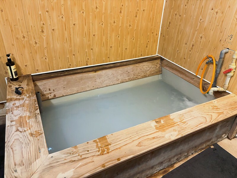 新北萬里泡湯｜小坂溫泉：家庭湯屋空間超大，乳白色硫磺泉很舒服，還能喝熱茶超讚！