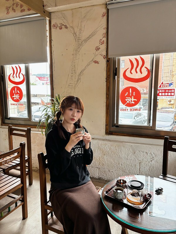 新北萬里泡湯｜小坂溫泉：家庭湯屋空間超大，乳白色硫磺泉很舒服，還能喝熱茶超讚！