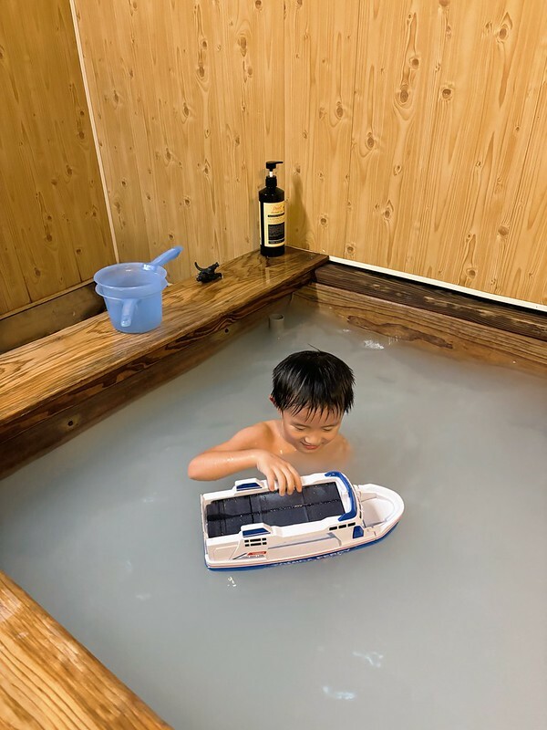 新北萬里泡湯｜小坂溫泉：家庭湯屋空間超大，乳白色硫磺泉很舒服，還能喝熱茶超讚！