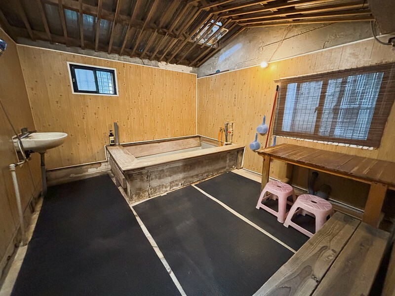 新北萬里泡湯｜小坂溫泉：家庭湯屋空間超大，乳白色硫磺泉很舒服，還能喝熱茶超讚！