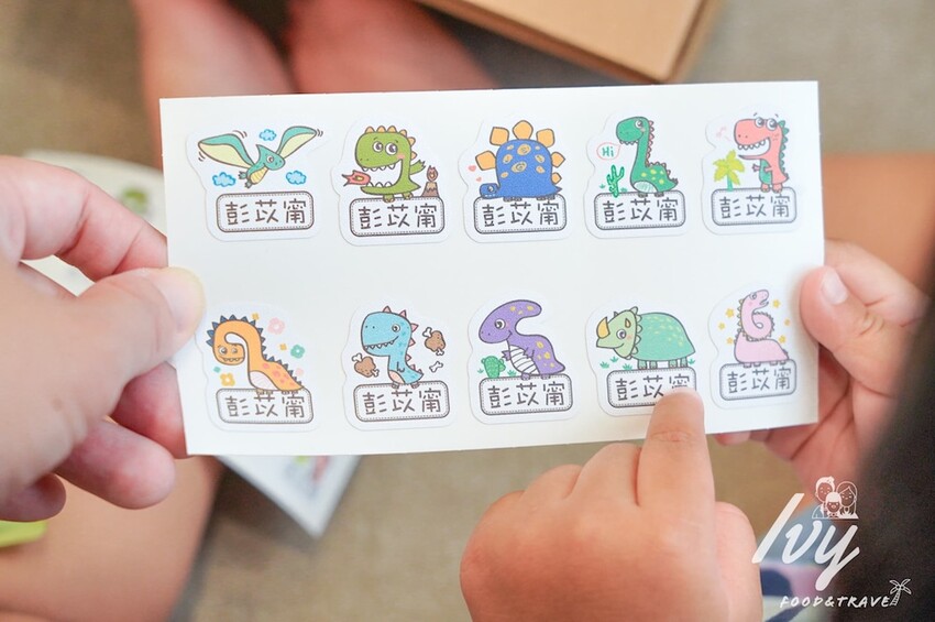 幼兒園防水姓名貼推薦「作伴zuobann」，耐高溫防水姓名貼、保溫瓶、防水衣物印章，用過都說厲害！ - 艾薇覓食趣