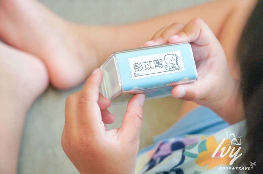 幼兒園防水姓名貼推薦「作伴zuobann」，耐高溫防水姓名貼、保溫瓶、防水衣物印章，用過都說厲害！ - 艾薇覓食趣