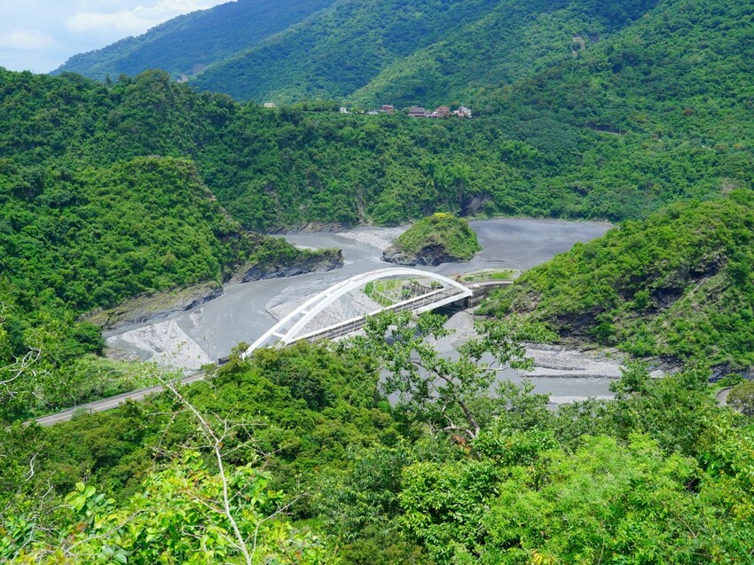 高雄市茂林區走訪多納高吊橋、小長城步道、瑪姿餐廳｜秘境景點＋原民美食全攻略！【高雄多納部落一日遊】