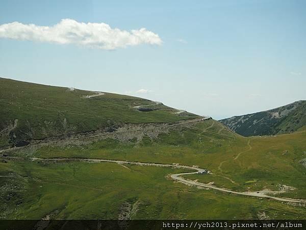 沿著蜿蜒小路翻越美麗高聳的喀爾巴阡山，冷風吹拂的高山驛站休息