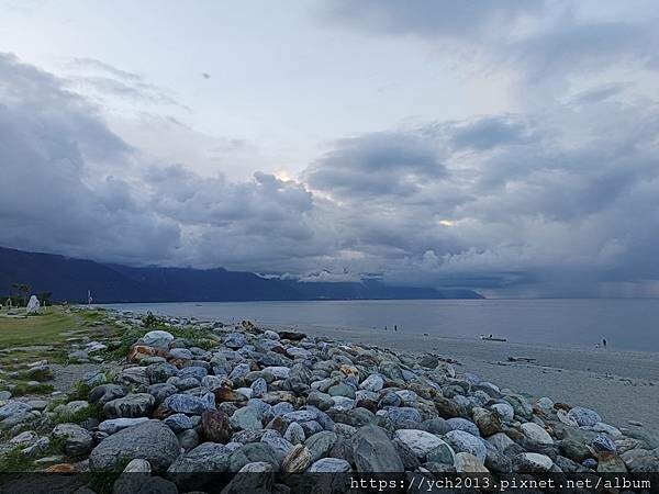 精彩絕倫的2025曼波新城太平洋國際疊石藝術季/利用七星潭海