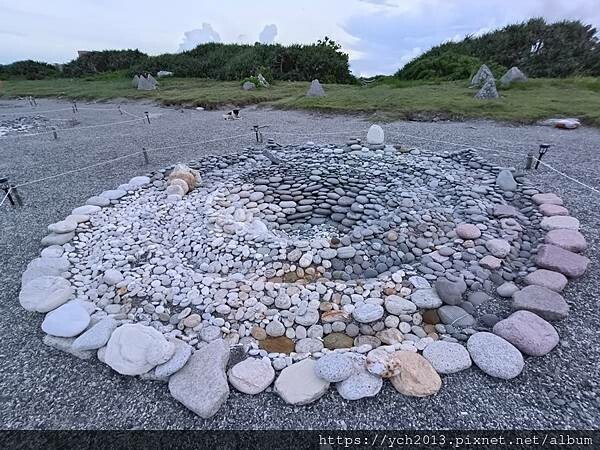 精彩絕倫的2025曼波新城太平洋國際疊石藝術季/利用七星潭海