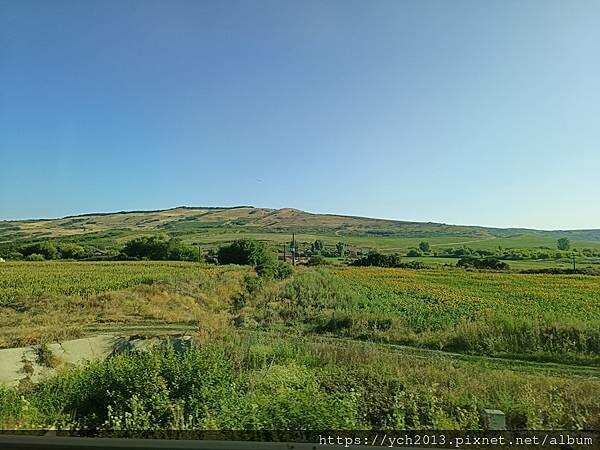 沿著蜿蜒小路翻越美麗高聳的喀爾巴阡山，冷風吹拂的高山驛站休息