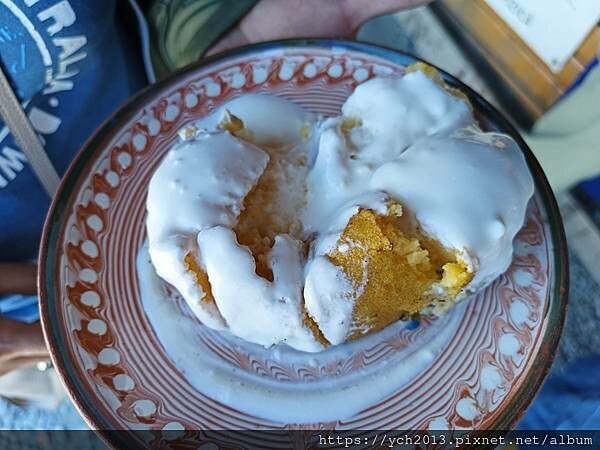 沿著蜿蜒小路翻越美麗高聳的喀爾巴阡山，冷風吹拂的高山驛站休息