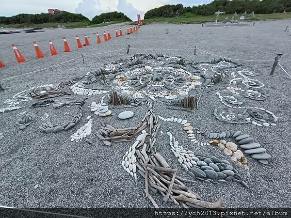 精彩絕倫的2025曼波新城太平洋國際疊石藝術季/利用七星潭海