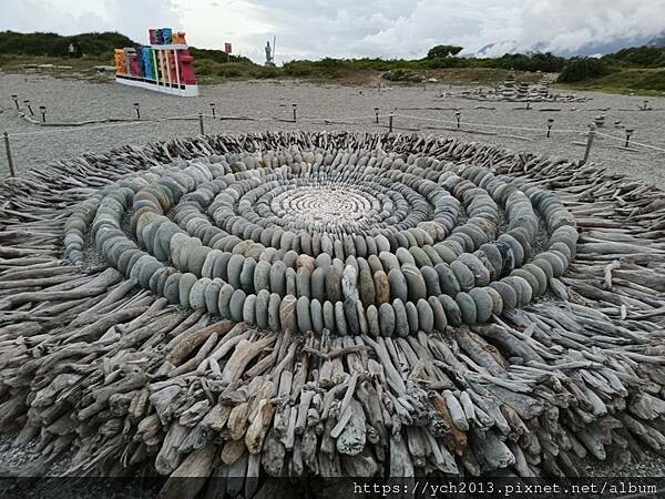 精彩絕倫的2025曼波新城太平洋國際疊石藝術季/利用七星潭海