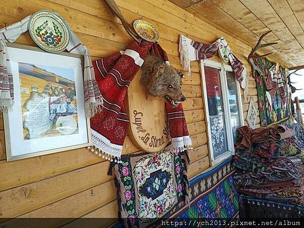 沿著蜿蜒小路翻越美麗高聳的喀爾巴阡山，冷風吹拂的高山驛站休息