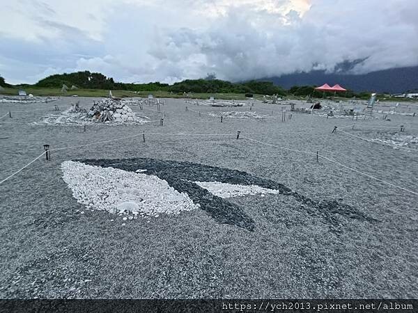 精彩絕倫的2025曼波新城太平洋國際疊石藝術季/利用七星潭海